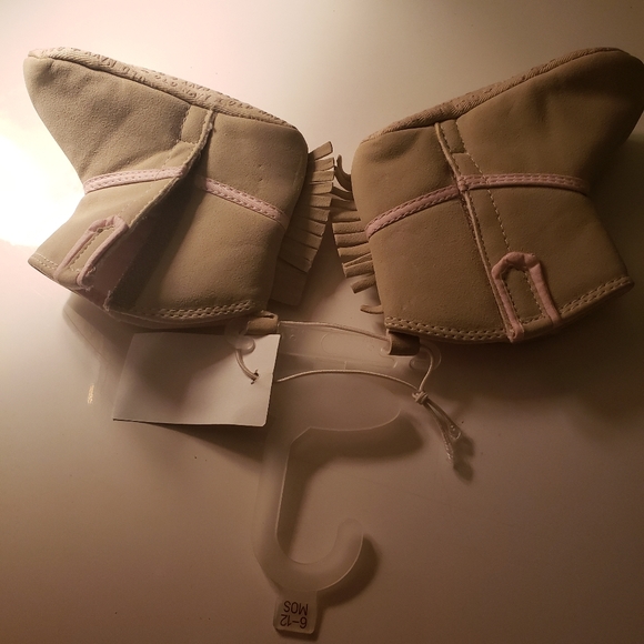 Old Navy newborn booties - Picture 4 of 4